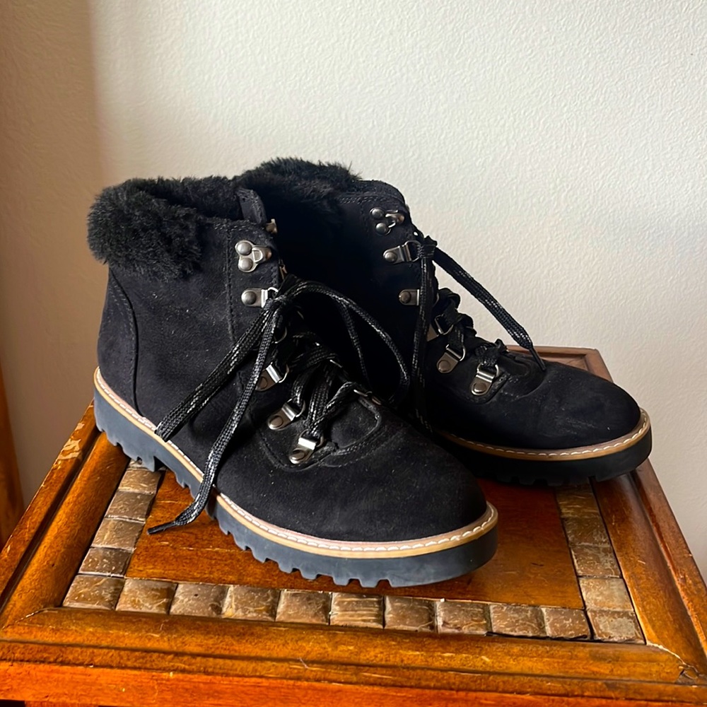 I’m selling this black boots because I don’t use them.
